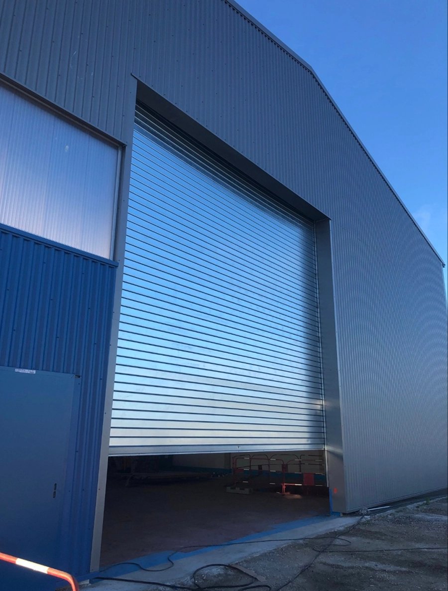 Hangar à bateaux du Chantier Naval Trapani — rideau métallique motorisé grande hauteur, vue extérieure
