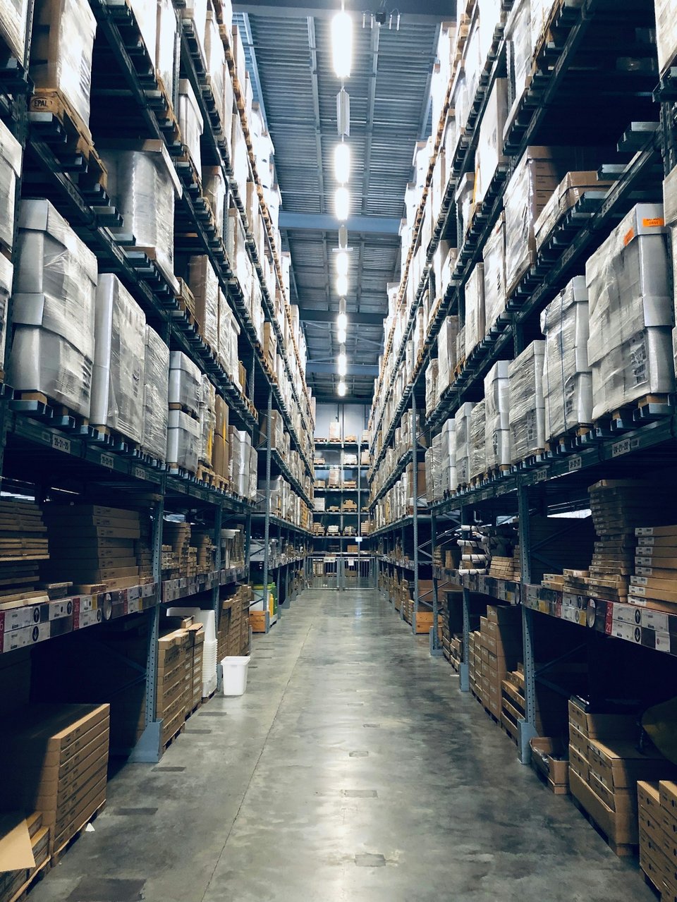 Entrepôt logistique avec rayonnages industriels — fermeture industrielle FERMIS