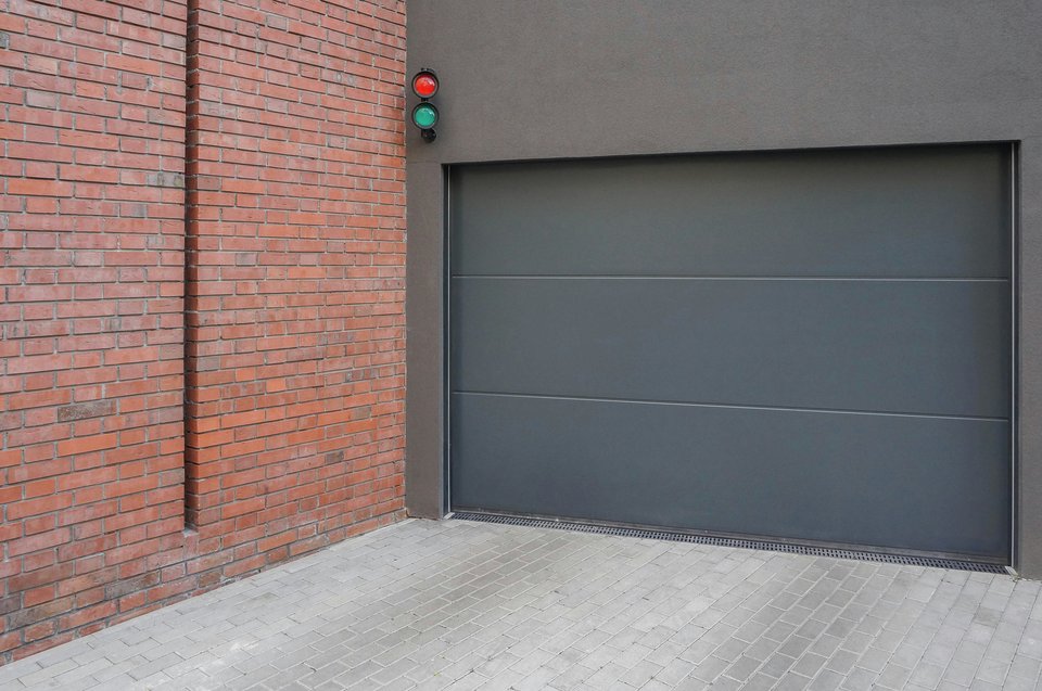 Entrée de garage collective moderne avec marquage de sécurité jaune et noir