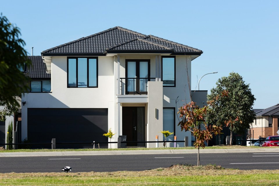 Maison contemporaine avec porte de garage sectionnelle moderne